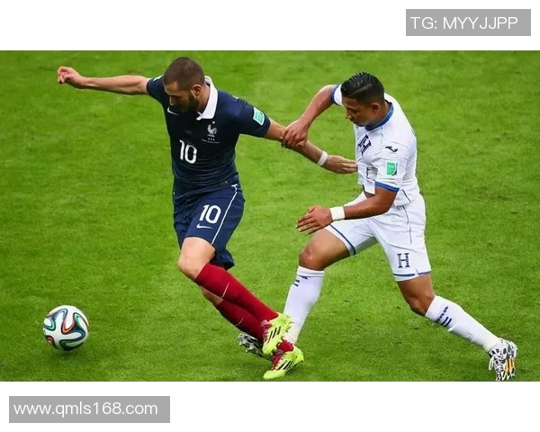 足球明星闪耀全场观众热情高涨尖叫声此起彼伏 足球明星闪耀全场观众热情高涨尖叫声此起彼伏